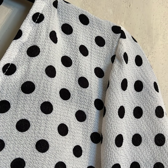 Green Envelope ruffled sleeve tie back white w/ black polka dots blouse Size L - Picture 3 of 7